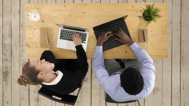 工作过度的男人和女人努力工作，疲惫不堪图片下载