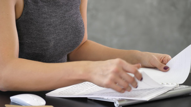 手拿笔记本白色和翻页图片下载