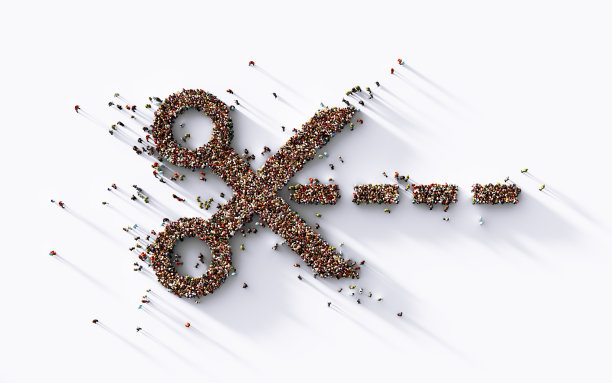 人群在白色背景上形成剪刀符号和切割线图片下载