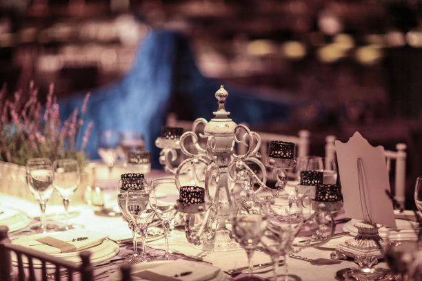 宴会或婚宴的餐桌布置图片下载