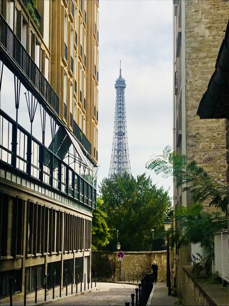 偷偷瞥了一眼埃菲尔铁塔图片下载