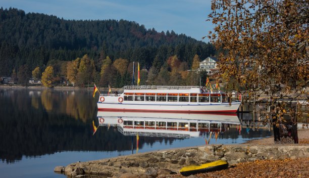 Titisee湖黑森林秋天图片下载