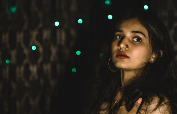 自信的化妆女人图片下载