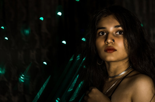 自信的化妆女人图片下载