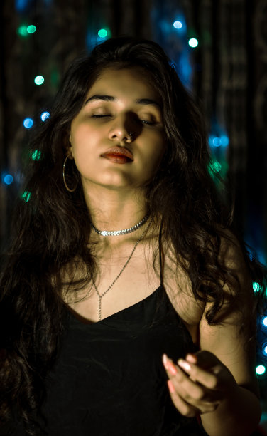 自信的化妆女人图片下载