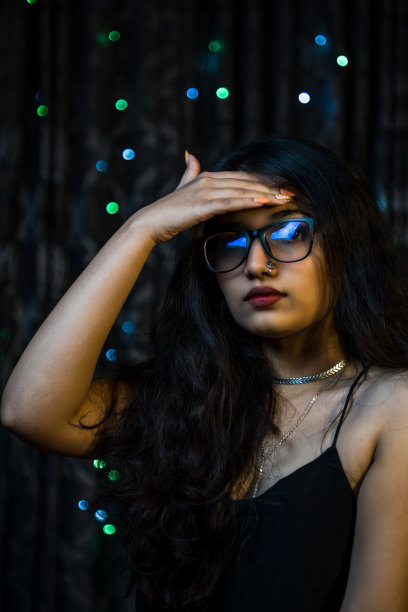 自信的女人，化妆和时尚的发型图片下载