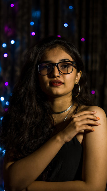 自信的女人，化妆和时尚的发型图片下载