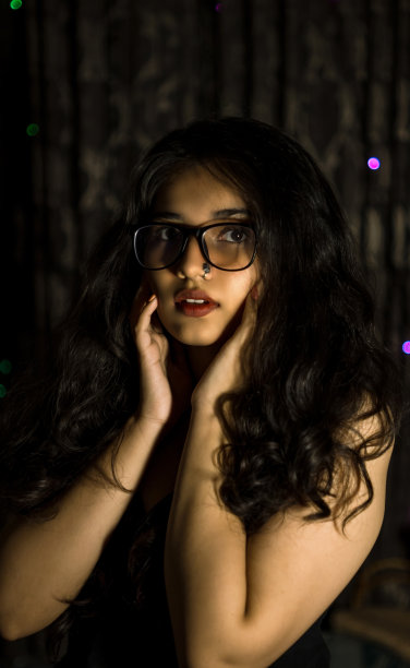 自信的化妆女人图片下载