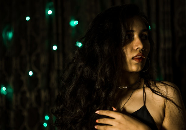 自信的化妆女人图片下载