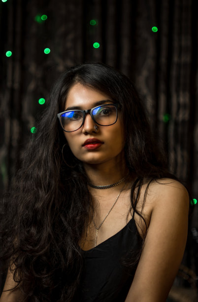 自信的女人，化妆和时尚的发型图片下载