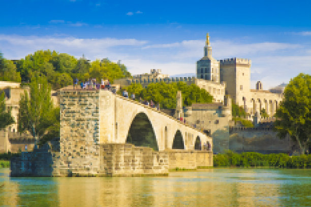 阿维尼翁城市与古老的中世纪断桥圣贝内塞(欧洲-法国-普罗旺斯)-艺术色调的形象与笔触效果图片下载