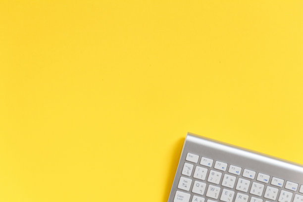 模拟网上销售日与黄色纸背景图片下载