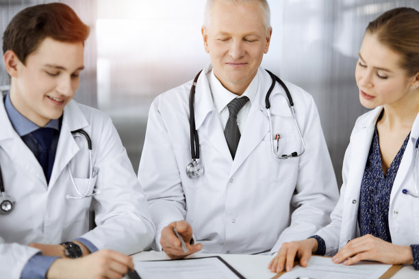 医生、同事和老年治疗师坐在阳光诊所的工作场所讨论当前的疾病治疗。团队合作在医学图片下载