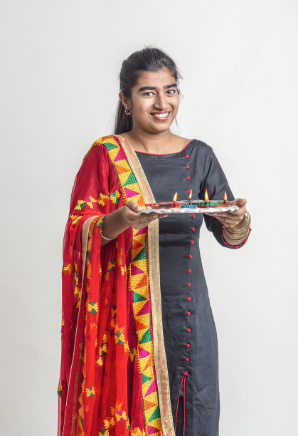 一个十几岁的女孩用粘土灯庆祝排灯节的肖像图片下载