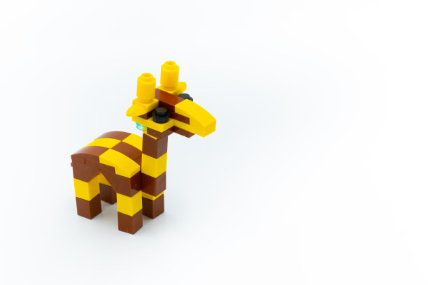 红色塑料砖制成的长颈鹿玩具图片下载