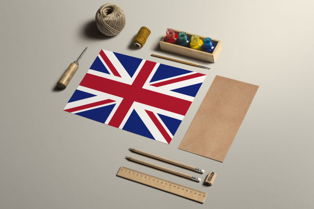英国的书法概念，配件和工具，美丽的笔迹，铅笔，钢笔，墨水，毛笔，纸和纸板手工制作在木制的桌子上。图片下载
