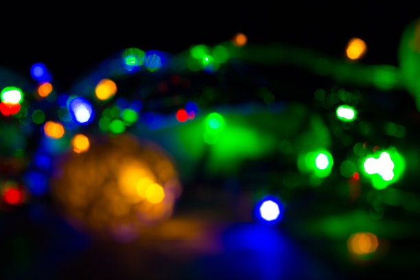 圣诞彩灯模糊不清的照片。晚上的惬意心情。节日的时间。假期的概念。图片下载