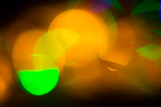 圣诞彩灯模糊不清的照片。晚上的惬意心情。节日的时间。假期的概念。图片下载