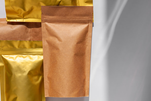 棕色牛皮纸纸袋与咖啡豆顶视图与阴影孤立在白色背景。食品包装平铺图片下载