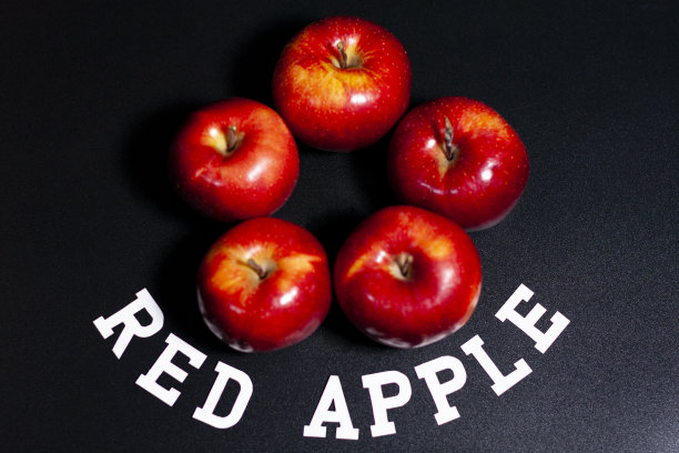 新鲜的红苹果在框架中央围成一个圆圈。图片下载