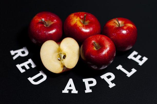 屏幕中央是一堆完整的水果和半个新鲜苹果。图片下载