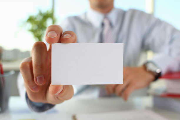 在办公室给来访者名片的商人图片下载