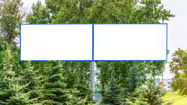 双对称的广告广告牌，白色与城市街道的地方模型图片下载