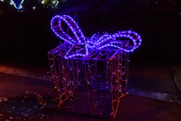 装饰圣诞礼盒在晚上。装饰圣诞节和新年假期在城市公园图片下载