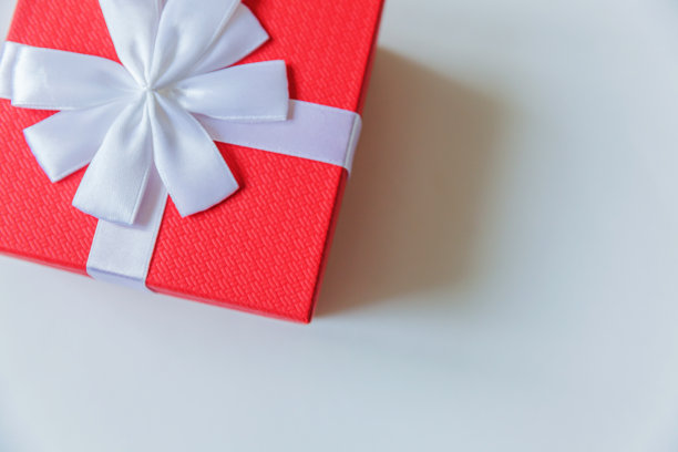 圣诞节，新年，生日，情人节庆祝礼物浪漫的概念。简单的最小设计红色礼品盒孤立在白色背景。平放俯视图拷贝空间图片下载