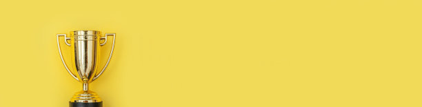 简单的平铺设计冠军或冠军金杯孤立在黄色彩色背景。赢得比赛第一名。胜利或成功的概念。俯视图拷贝空间横幅图片下载