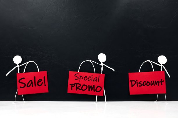 手持红色销售和促销标志或标语海报的木棍人形象。黑色星期五促销概念。图片下载