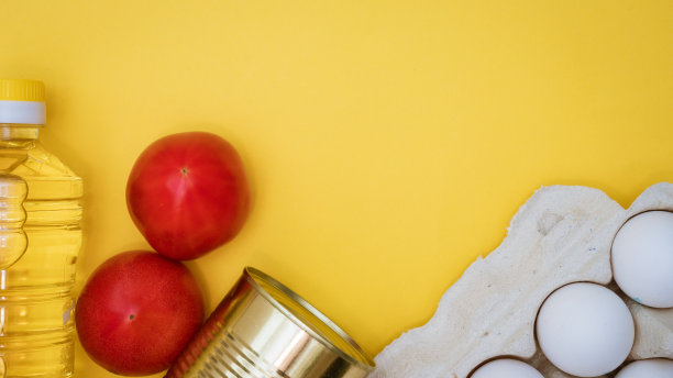 黄色背景上的食物，蔬菜，鸡蛋和油图片下载