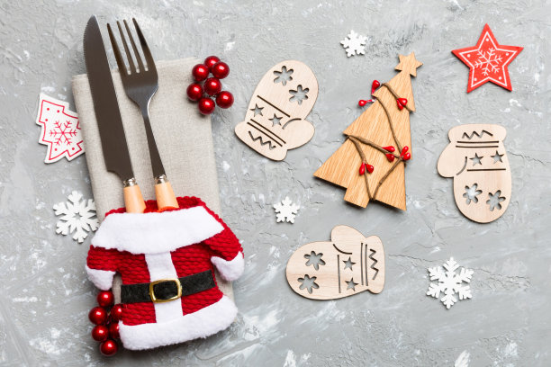 餐巾上的刀叉与丝带俯视图，圣诞装饰和新年树特写，节日快乐概念图片下载