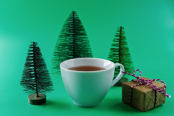 绿色的背景与圣诞树。圣诞背景概念图片下载