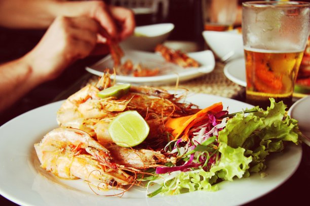 烤虾配印度酸橙和新鲜的莴苣。图片下载