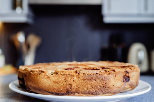 近距离的照片热自制苹果派或夏洛特。手工食品，传统的秋季俄罗斯夏洛特卡苹果蛋糕图片下载
