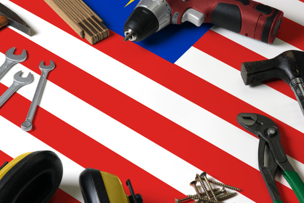 马来西亚国旗上的修理工具概念木桌背景。以国家为对象的机械服务主题。图片下载