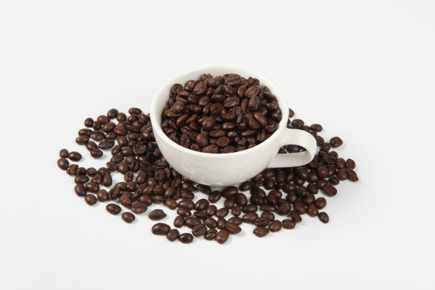 白色背景上的咖啡杯和咖啡豆图片下载