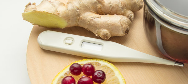一个圆圆的木托盘，生姜，蔓越莓，温度计，蜂蜜罐，横幅图片下载