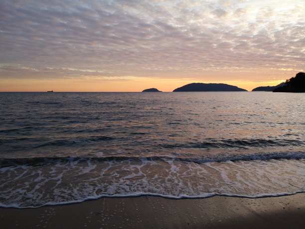 海上多云的日落图片下载