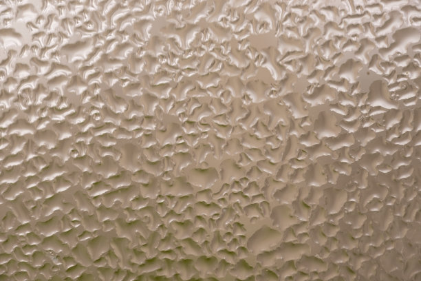 水滴上的玻璃淡金色模糊背景图片与复制空间的广告文字图片下载