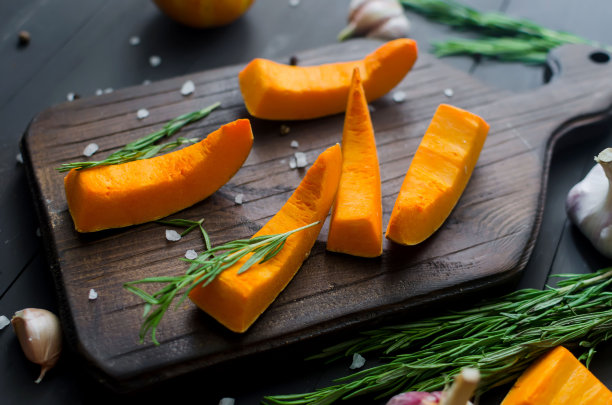 准备在烤箱中烘烤的生南瓜片。图片下载
