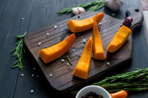 准备在烤箱中烘烤的生南瓜片。图片下载