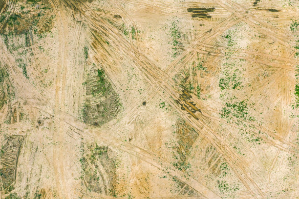 土地平整后建筑工地鸟瞰图。正在为建筑施工准备场地图片下载