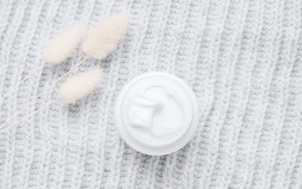 灰色背景上的奶油。从上面的观点图片下载