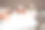 梳妆打扮得很好的女人手里拿着棉花树枝和一堆折叠的床单和毯子图片下载