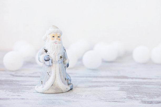 圣诞节图。陶瓷圣诞老人轻木制背景。文本复制空间图片下载