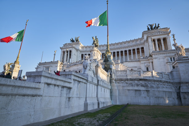 游客在威尼斯广场参观维托里奥·埃马努埃莱二世纪念碑图片下载