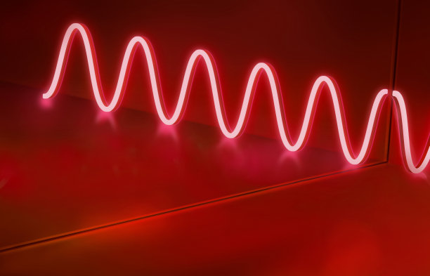 现实的现代未来概念俱乐部背景与红粉色霓虹灯的空黑暗房间发光的红色波霓虹灯与镜子反射3D渲染插图图片下载