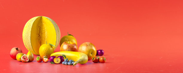 红色背景是富含维生素的健康水果。有机新鲜甜水果。苹果，香蕉，橘子，李子，草莓。健康的饮食习惯。3 d渲染。图片下载